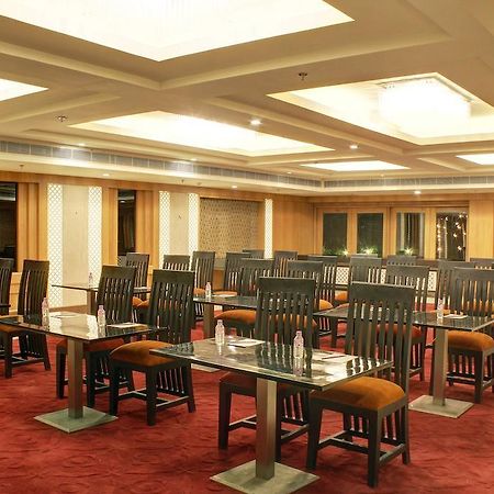 Aavaa Surya Continental Hotel Ню Делхи Екстериор снимка