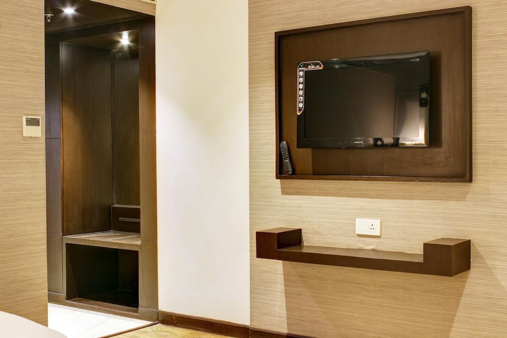 Aavaa Surya Continental Hotel Ню Делхи Екстериор снимка
