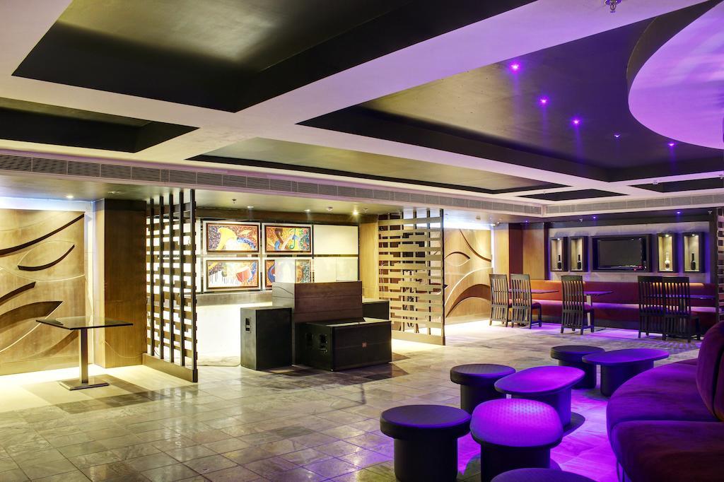 Aavaa Surya Continental Hotel Ню Делхи Екстериор снимка