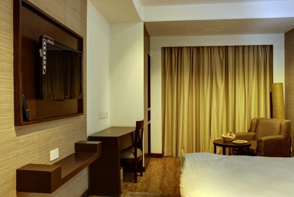 Aavaa Surya Continental Hotel Ню Делхи Екстериор снимка