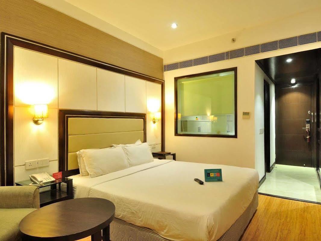 Aavaa Surya Continental Hotel Ню Делхи Екстериор снимка